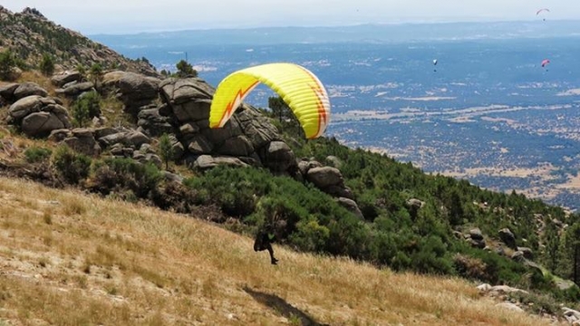  Parapendio in riva al mare 